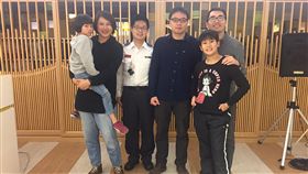 鬼門關走一遭　潘浩然成心肺復甦術推廣者北市民眾潘浩然（後右）去年在自家突然倒下，妻子在119派遣員指導下做心肺復甦術（CPR），讓潘浩然撿回一命，走過鬼門關的他除寫信致謝台北市消防局外，還以自身經歷說服周遭更多親友學習CPR。（台北市消防局提供）中央社記者黃麗芸傳真　108年1月6日