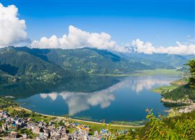 ▲如天然明鏡的費娃湖，映照出四周美景風光。 (圖/鳳凰旅遊)