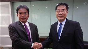 台南府會首長相見歡台南市長黃偉哲（右）和台南市議會議長郭信良（左）28日在市府會面，兩人皆表示未來將互相配合，同為市民福祉努力。中央社記者張榮祥台南攝　107年12月28日