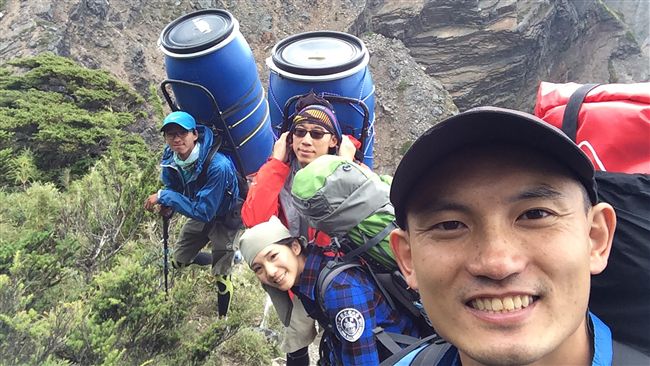 一群愛山憨人　花3年揹救命艙上山
