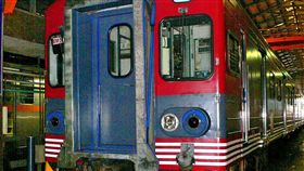 台日列車塗裝互換　信濃鐵道上身台鐵電聯車台鐵與信濃鐵道達成列車互換塗裝共識，台鐵8日起，推出一列彩繪日本信濃鐵道115系列車塗裝的EMU500型電聯車，未來3年行駛於西部幹線。（台鐵提供）中央社記者汪淑芬傳真　108年1月6日