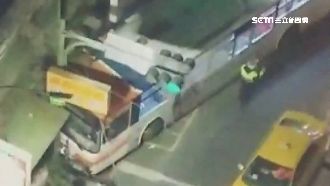 油門煞車同時踩　公車失控撞民宅