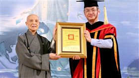 證嚴法師獲頒中正大學名譽文學博士國立中正大學校長馮展華（右）7日代表頒授證嚴法師（左）名譽文學博士學位，表彰她在文化、社會服務及促進世界和平等人文關懷的高度成就。（中正大學提供）中央社記者黃國芳傳真　108年1月7日