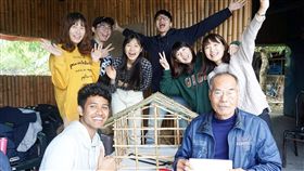 台科大學生前進關山　學習竹屋建造方法台灣科技大學學生前往竹屋師傅王川雄（前右）位於台東關山的家，學習竹屋建造方法，並合造一間小型竹屋模型。（台科大提供）中央社記者許秩維傳真　108年1月7日