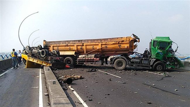 砂石車撞翻工程車　打橫堵死高屏大橋