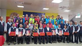 玉清宮歲末送暖　捐贈物資助弱勢家庭苗栗市在地信仰中心玉清宮7日在香客大樓舉行一年一度「寒冬送暖」捐贈儀式，苗栗縣副縣長鄧桂菊（前左4）、苗栗市長邱鎮軍（前左6）及苗栗市各里里長出席，對玉清宮熱心公益、捐資助貧的精神表示肯定，並呼籲各界多關懷社會。中央社記者管瑞平攝　108年1月7日