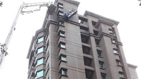 台北,洗窗,受困,明水路,內湖。翻攝畫面