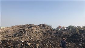 堆置場悶燒數日居民難忍　高市環保局開鍘（1）高雄市岡山區一家廢建材堆置場因堆置物燜燒數日，引起居民不滿，市府環保局7日指出，監控數日依違反空污法告發4件，得裁罰最高新台幣500萬元。（高市環保局提供）中央社記者王淑芬傳真　108年1月7日