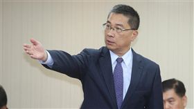 九合一投票亂象  徐國勇：實在要改進內政部長徐國勇（前）28日表示，自己今年投票花費70分鐘，也知道有很多人對此抱怨，但中央選舉委員會為獨立機關無法干涉，「自己的態度是認為實在要改進」。中央社記者謝佳璋攝  107年11月28日