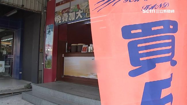 女控飲料店打烊　突關鐵門險壓傷人