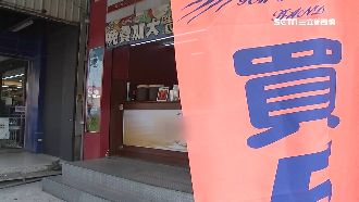 女控飲料店打烊　突關鐵門險壓傷人