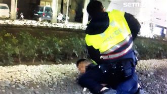 23歲男遇攔查心虛落跑　駕車衝撞警