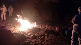 烏坵漂流死豬　金門防疫所火速採樣焚燒（1）金門縣代管的烏坵鄉小坵村4日發現海漂死豬，金門縣動植物防疫所人員傍晚採樣後當場焚燒，採集的檢體將送農委會家畜衛生試驗所檢驗。（金門縣動植物防疫所提供）中央社記者黃慧敏傳真　108年1月4日