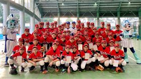 悍你上學趣 王正棠、李宗賢與新泰國中棒球隊合影。（圖／富邦悍將提供）