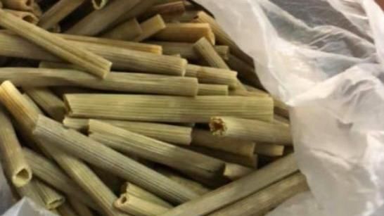 他用這袋圓管磨牙　網驚：牙齒白帥帥