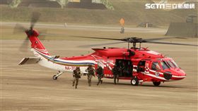 陸航UH-60M黑鷹直升機實施空中突擊著陸，空勤隊同機型也加入漢光演習。（記者邱榮吉/攝影）