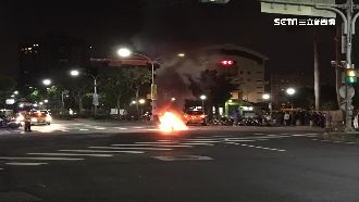 女騎士撞計程車　瞬間起火燃燒成廢鐵