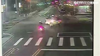 女追撞小黃「犁田」　起火燒剩骨架