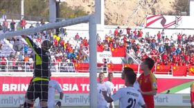 ▲吉爾吉斯門將擺烏龍將球托進球門。（圖／取自YouTube畫面）