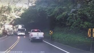 遊覽車蘇花盲彎處超車　網友斥不要命