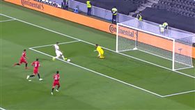 ▲伊朗塔雷米在門前補射。（圖／取自YouTube畫面）