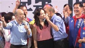 韓國瑜於鳳山大會造勢晚會親吻老婆李佳芬