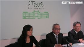 行政院副院長施俊吉、財政部長蘇建榮、行政院發言人Kolas Yotaka8日召開「歲計賸餘相關規劃說明」記者會。(圖/記者盧素梅攝)