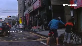 騎單車追爸慘摔險遭輾　童下秒挨掌摑