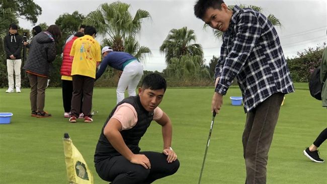 高球／返美前夕　潘政琮教球做公益