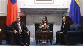 蔡總統感謝諾魯共和國總統瓦卡強力支持台灣總統蔡英文（右）8日在總統府會晤諾魯共和國總統瓦卡（H.E. Baron Divavesi Waqa）（左），蔡總統指出，不論是聯合國大會總辯論、聯合國氣候變遷會議上，瓦卡都為台灣仗義執言，讓台灣感受到友邦堅定的支持。中央社記者鄭傑文攝　108年1月8日