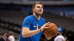 ▲獨行俠新秀東契奇（Luka  Doncic）在比賽中示範正確的後撤步。（圖／翻攝自推特）