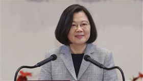 總統接見全國模範公務人員代表　重申施政主軸總統蔡英文（圖）7日在總統府接見「107年度全國模範公務人員代表」時表示，因應國際及國內局勢變化，今年她會以拚民生、護民主、守主權作為施政目標與主軸，盡全力為台灣人民謀求最大福祉。中央社記者鄭傑文攝　108年1月7日