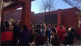 北京小學傳隨機傷人！至少20人受傷　圖／翻攝自微博