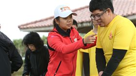 ▲徐薇淩（左）對社福學員教學仔細。（圖／記者劉忠杰攝影）