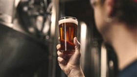 ▲很多人下班回家就想來杯冰涼啤酒放鬆。（圖／翻攝自unsplash）