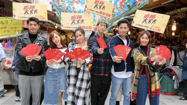 周曉涵、周孝安合體　掃街「發紅包」
