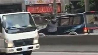 不滿超車遭按喇叭　父子持棒當街砸車