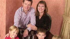 英國富豪梅森替別人養小孩多年。（圖／翻攝自每日郵報）