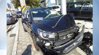 小黃搶快　撞毀2輛百萬試乘車