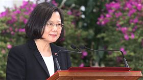 蔡總統：諾魯總統瓦卡為台灣最好朋友總統蔡英文（圖）8日中午宴請諾魯共和國總統瓦卡（H.E. Baron Divavesi Waqa）伉儷，致詞時表示瓦卡是台灣最好的朋友，可以說是來訪台灣多次的邦交國元首之一，尤其瓦卡總統的千金正在南台灣求學，深化與台灣的交流。中央社記者鄭傑文攝　108年1月8日