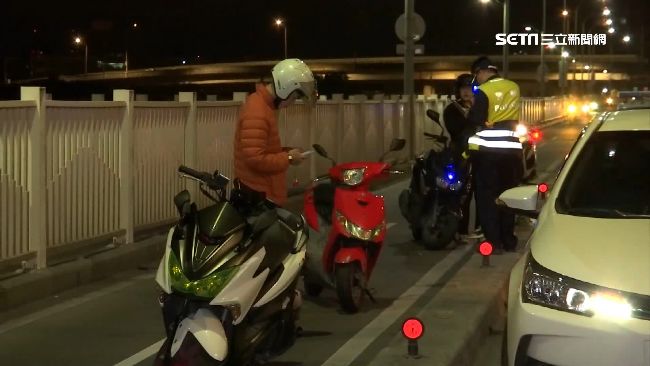 機車道撞一團！華中橋8連撞3送醫