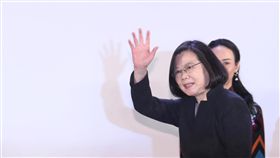 蔡總統出席青商會總會長就職典禮（3）總統蔡英文（前）6日在台北圓山飯店出席「國際青年商會中華民國總會第67屆總會長暨理監事宣誓就職典禮」，向與會貴賓揮手致意。中央社記者吳家昇攝　108年1月6日