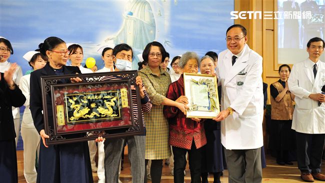 父肝病險死…女捐肝手術12小時救命