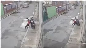 男童,摩托車,對摺,遭壓（圖／翻攝自LiveLeak）