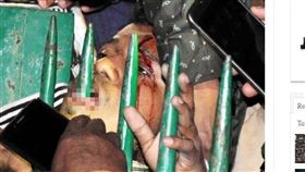 印度,特技表演,柵欄,鐵柱（圖／翻攝自Janam TV）