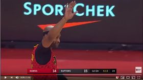 ▲老將卡特重返多倫多出賽，全場球迷起立鼓掌致意。（圖／翻攝自YouTube）