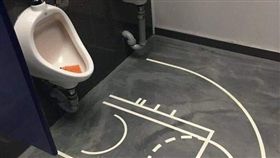 男廁畫三分線、罰球線　小便斗變籃框！網笑：只能尿3秒
圖/翻攝自爆廢公社臉書