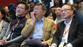 柯文哲出席北市高中國際文憑課程說明會（2）台北市長柯文哲（中）與市府教育局長曾燦金（右）、TutorABC董事長楊正大（左），9日出席台北市高中國際文憑課程說明及發表會，觀看活動簡報。中央社記者徐肇昌攝  108年1月9日