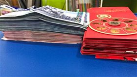 比紅包還厚！這兩疊父母有感「眼神死」。（圖／翻攝自爆廢公社）