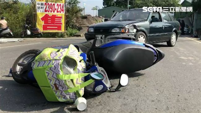 心急父載發燒兒就醫　遇車禍慘衝對向